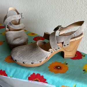 New Korks Abloom perforated suede ankle strap clog sandals size 8